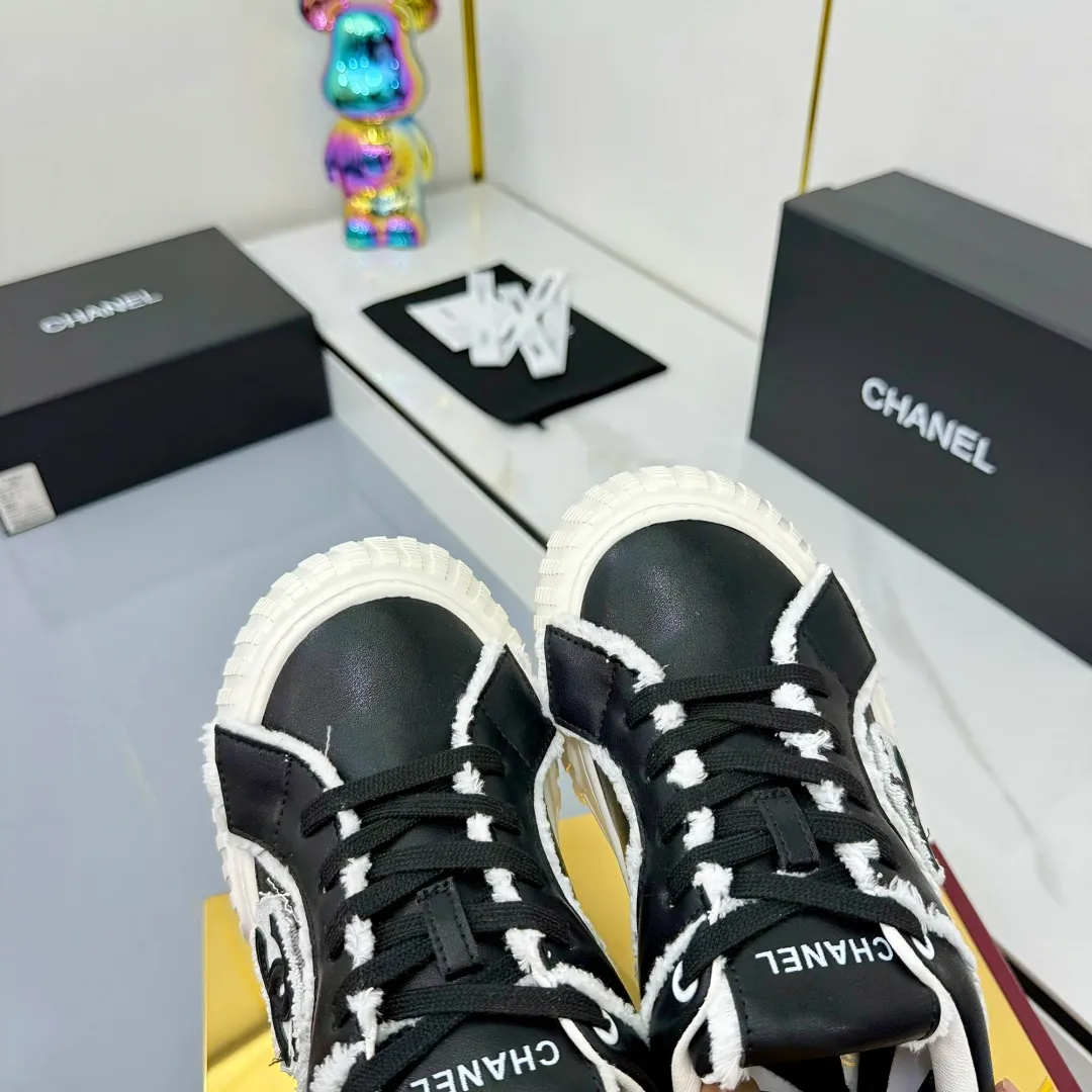 👟👟Ex-factory price 640👟👟 Chanel bread shoes ~ original calfskin panda shoes Chanel 25C latest hot style panda black and white sports shoes casual sneakers Xiaoxiang hot item classic black and white panda color coco girls must pay Fabric: original custom mixed sheepskin lining: original imported breathable mesh lining outsole: Original molded rubber + TPU combination Size: Women's 35-41 Buy now👉
